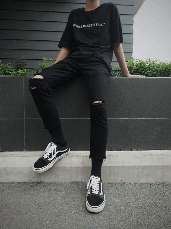 Áo thun đen mặc với quần jean đen